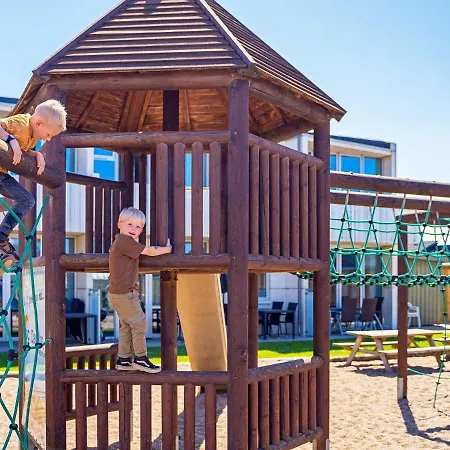 アパート 4 Person In